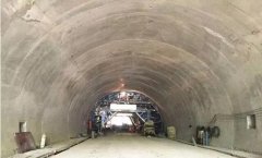在浅埋暗挖隧道施工过程中，隧道二衬底板施工工艺